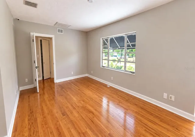 Photo 3 of Single family home for sale at 2217 Princeton Ct, Orlando, FL 32804 | MLS# O6449418 | Listing updated on 2026-10-20