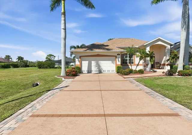 Photo 3 of Single family home for sale at 185 Rotonda Blvd E, Rotonda West, FL 33947 | MLS# D6149152 | Listing updated on 2026-10-15