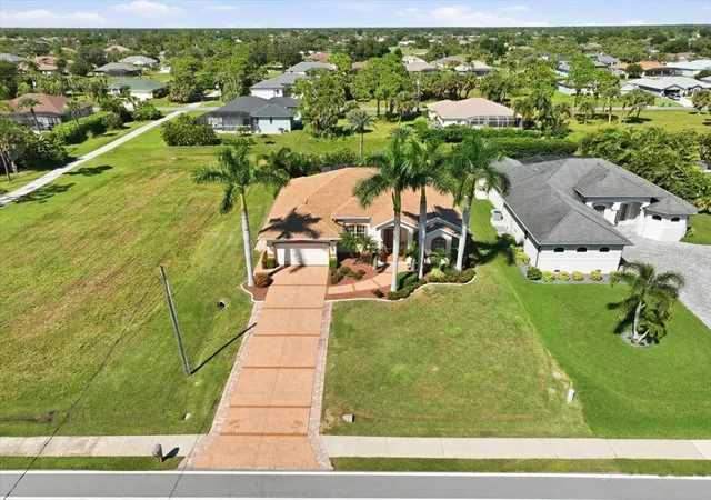 Photo 4 of Single family home for sale at 185 Rotonda Blvd E, Rotonda West, FL 33947 | MLS# D6149152 | Listing updated on 2026-10-15