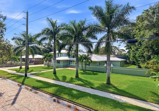 Photo 2 of Single family home for sale at 6930 Bougainvilla Ave S, Saint Petersburg, FL 33707 | MLS# TB8557525 | Listing updated on 2026-10-14