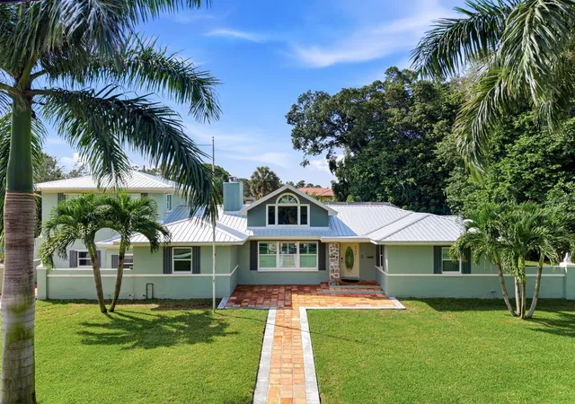 Photo 4 of Single family home for sale at 6930 Bougainvilla Ave S, Saint Petersburg, FL 33707 | MLS# TB8557525 | Listing updated on 2026-10-14
