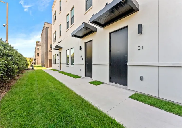 Photo 1 of Townhouse for sale at 1218 E Kay St #21, Tampa, FL 33602 | MLS# TB8557562 | Listing updated on 2026-10-25