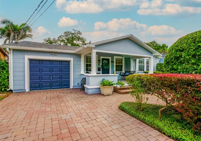 Photo 1 of Sale Pending at 11 S Lawsona Blvd, Orlando, FL 32801 | MLS# O6449488 | Listing updated on 2026-10-17