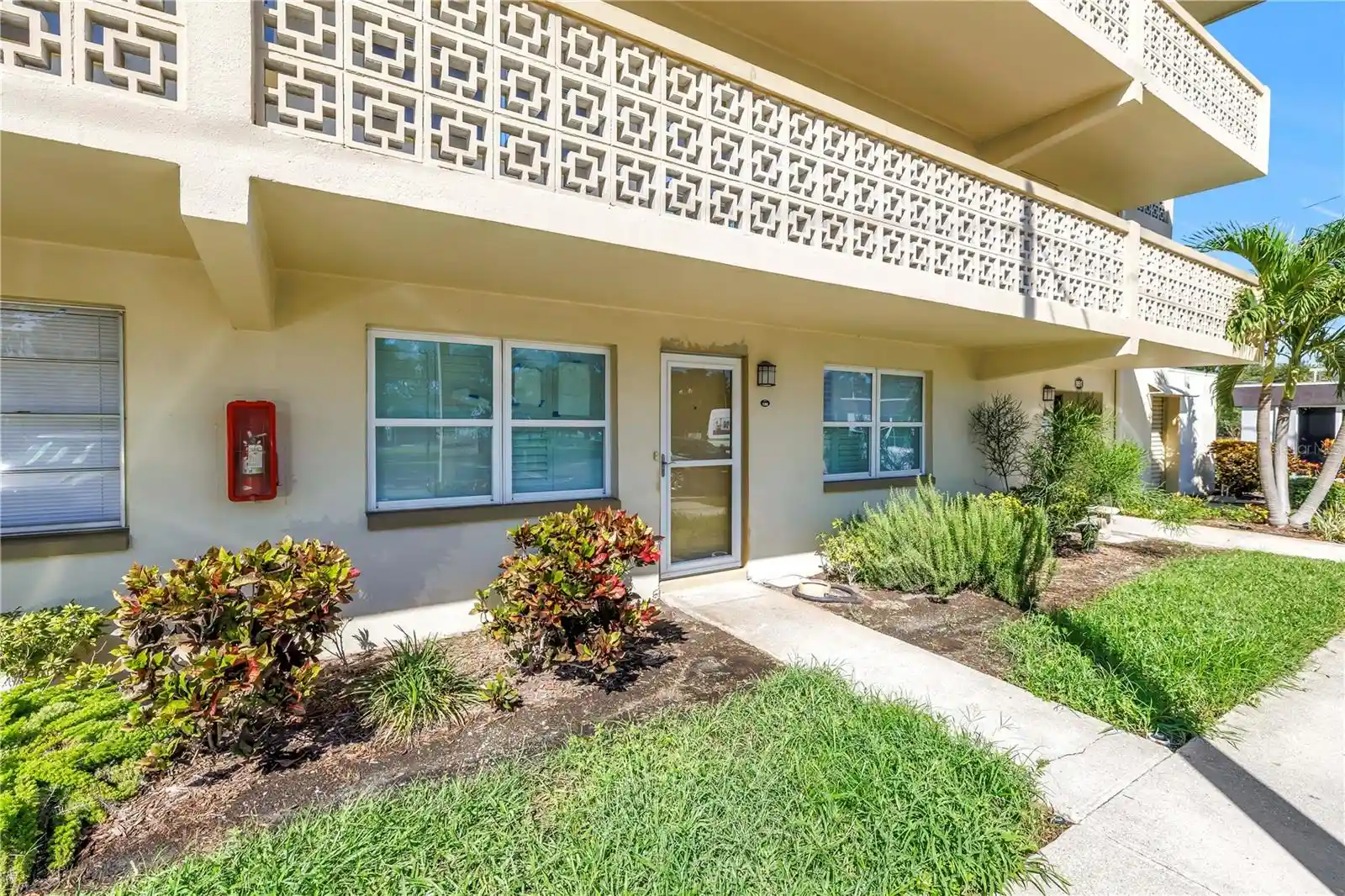 Listing Photo 1 - Condo for sale in 951 79Th Ave N located at 951 79Th Ave N, St. Petersburg, FL 33702 - Unit #120