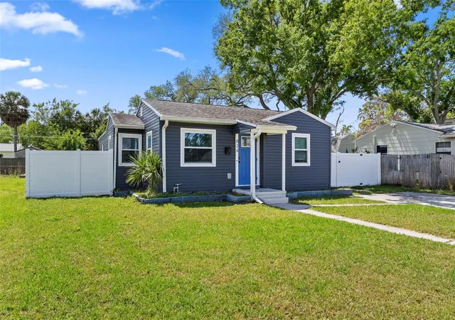 Photo 1 of Single family home for sale at 824 61st Avenue Ne, Saint Petersburg, FL 33703 | MLS# TB8557583 | Listing updated on 2026-10-14