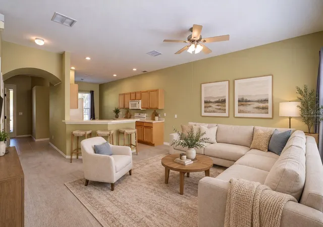 Photo 4 of Townhouse for sale at 4519 Sunset Ln, Oviedo, FL 32765 | MLS# O6449528 | Listing updated on 2026-10-28