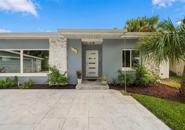 Photo 3 of Single family home for sale at 1221 Silverstone Ave, Orlando, FL 32806 | MLS# O6449567 | Listing updated on 2026-10-22