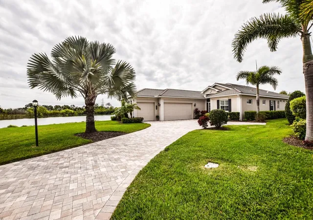Photo 2 of Sale Pending at 1580 Lancashire Dr, Venice, FL 34293 | MLS# N6146177 | Listing updated on 2026-10-22