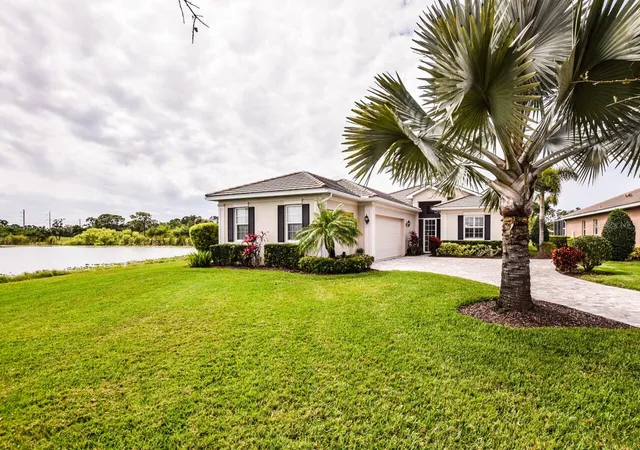 Photo 3 of Sale Pending at 1580 Lancashire Dr, Venice, FL 34293 | MLS# N6146177 | Listing updated on 2026-10-22