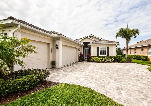Photo 3 of Sale Pending at 1580 Lancashire Dr, Venice, FL 34293 | MLS# N6146177 | Listing updated on 2026-10-22