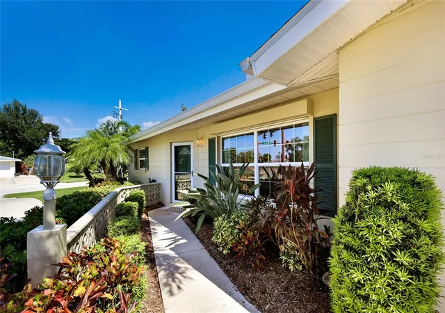 Photo 4 of Single family home for sale at 3003 GULF GATE DRIVE, Sarasota, FL 34231 | MLS# A4709439 | Listing updated on 2026-10-22