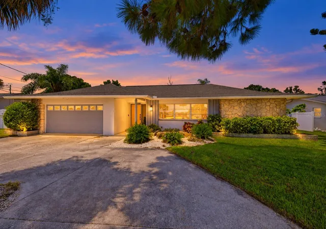 Single family home for sale at 9542 Oakhurst Rd, SEMINOLE, FL 33776 | MLS# TB8557695