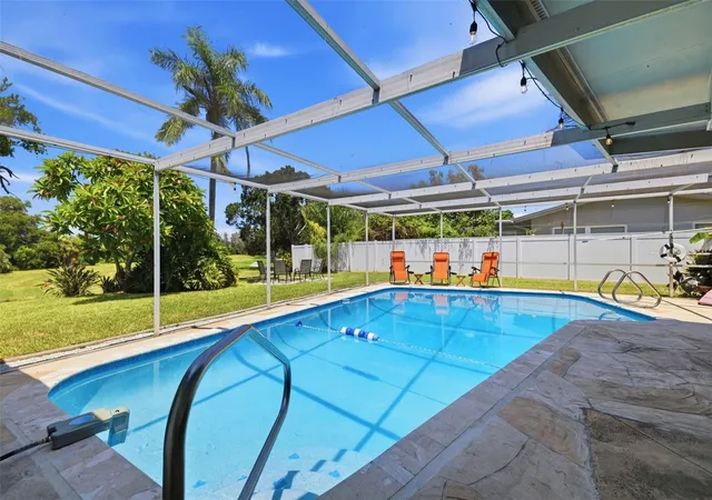 Photo 1 of Single family home for sale at 9542 Oakhurst Rd, Seminole, FL 33776 | MLS# TB8557695 | Listing updated on 2026-10-21