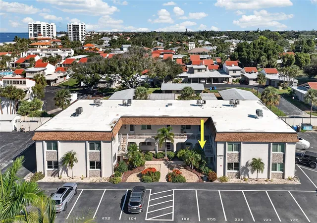 Photo 3 of Condo for sale at 620 Flamingo Dr #105, Venice, FL 34285 | MLS# C7531983 | Listing updated on 2026-10-20