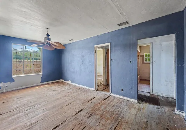Photo 4 of Single family home for sale at 504 E Emily St, Tampa, FL 33603 | MLS# TB8557752 | Listing updated on 2026-10-21