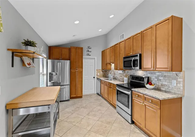 Photo 4 of Single family home for sale at 417 Holly Ct, Winter Springs, FL 32708 | MLS# O6449688 | Listing updated on 2026-10-20