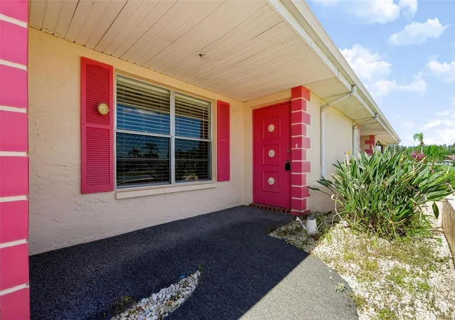 Photo 2 of Single family home for sale at 303 Green Manor Dr, Sun City Center, FL 33573 | MLS# TB8557879 | Listing updated on 2026-10-28