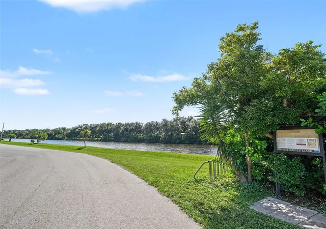 Photo 3 of Single family home for sale at 1380 Washington Dr, Venice, FL 34293 | MLS# TB8557905 | Listing updated on 2026-10-21