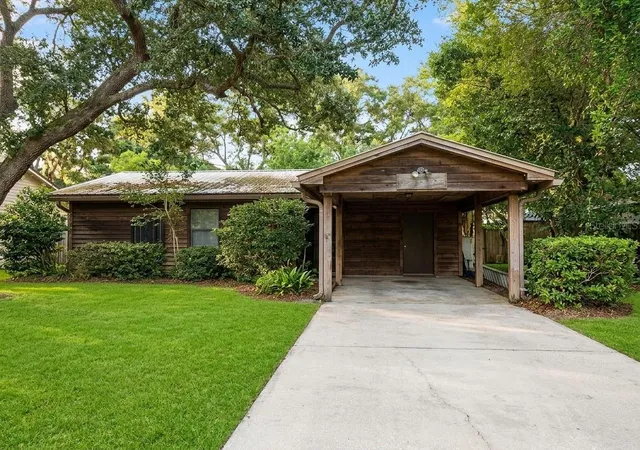 Photo 2 of Single family home for sale at 304 Iowa St, Niceville, FL 32578 | MLS# K4903874 | Listing updated on 2026-10-15
