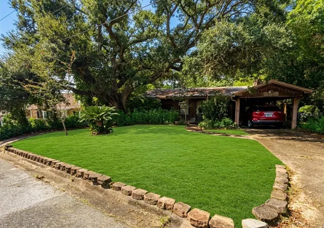 Photo 3 of Single family home for sale at 304 Iowa St, Niceville, FL 32578 | MLS# K4903874 | Listing updated on 2026-10-15