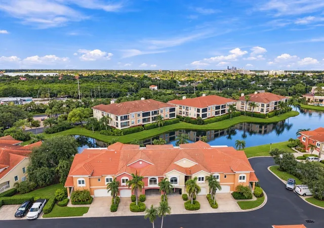 Photo 1 of Townhouse for sale at 10 Lincoln Ave S, Saint Petersburg, FL 33711 | MLS# TB8557943 | Listing updated on 2026-10-17