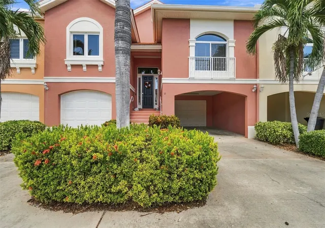 Photo 3 of Townhouse for sale at 10 Lincoln Ave S, Saint Petersburg, FL 33711 | MLS# TB8557943 | Listing updated on 2026-10-17