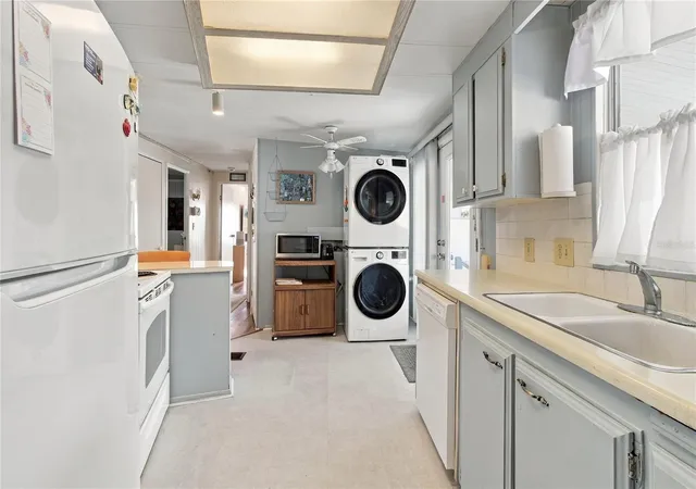 Photo 3 of Manufactured home for sale at 808 53rd Avenue E #19, Bradenton, FL 34203 | MLS# A4709543 | Listing updated on 2026-10-29
