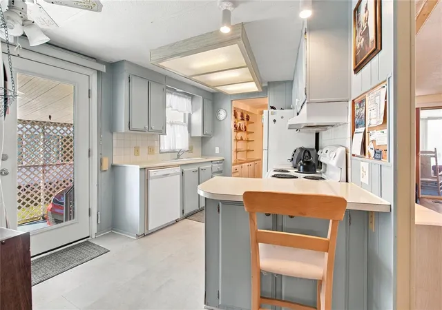 Photo 4 of Manufactured home for sale at 808 53rd Avenue E #19, Bradenton, FL 34203 | MLS# A4709543 | Listing updated on 2026-10-29