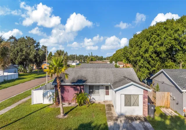 Photo 2 of Single family home for sale at 1002 Pine Ridge Cir, Brandon, FL 33511 | MLS# TB8557976 | Listing updated on 2026-10-20