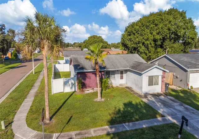 Photo 3 of Single family home for sale at 1002 Pine Ridge Cir, Brandon, FL 33511 | MLS# TB8557976 | Listing updated on 2026-10-20