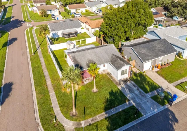 Photo 3 of Single family home for sale at 1002 Pine Ridge Cir, Brandon, FL 33511 | MLS# TB8557976 | Listing updated on 2026-10-20