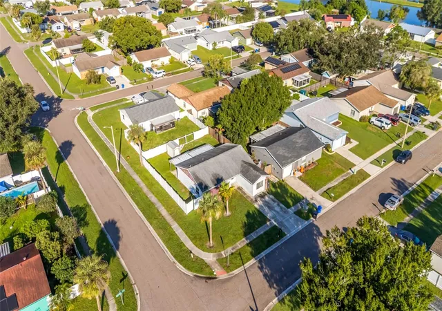 Photo 4 of Single family home for sale at 1002 Pine Ridge Cir, Brandon, FL 33511 | MLS# TB8557976 | Listing updated on 2026-10-20