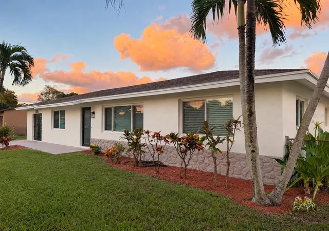 Photo 1 of Single family home for sale at 1476 N Mangonia Dr, West Palm Beach, FL 33401 | MLS# O6449845 | Listing updated on 2026-10-15