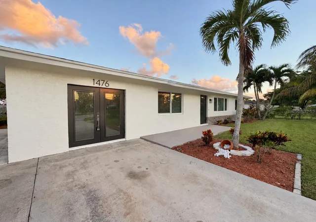 Photo 3 of Single family home for sale at 1476 N Mangonia Dr, West Palm Beach, FL 33401 | MLS# O6449845 | Listing updated on 2026-10-15