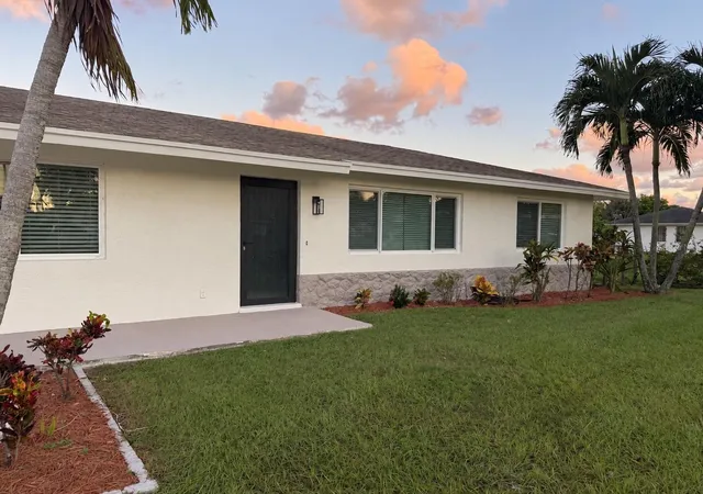 Photo 4 of Single family home for sale at 1476 N Mangonia Dr, West Palm Beach, FL 33401 | MLS# O6449845 | Listing updated on 2026-10-15