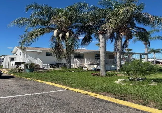 Photo 3 of Manufactured home for sale at 9000 Us Hwy 192 #521, Clermont, FL 34714 | MLS# S5159517 | Listing updated on 2026-10-15