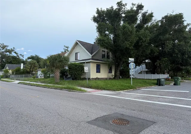 Photo 2 of House for sale at 1625 9th Avenue W, Bradenton, FL 34205 | MLS# A4709597 | Listing updated on 2026-10-18