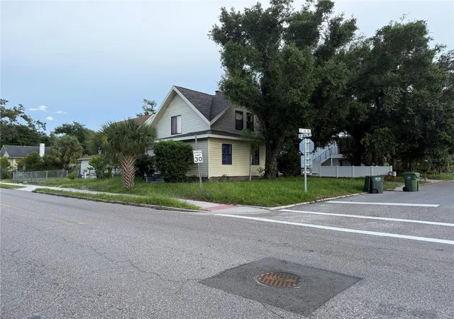 Photo 3 of House for sale at 1625 9th Avenue W, Bradenton, FL 34205 | MLS# A4709597 | Listing updated on 2026-10-18