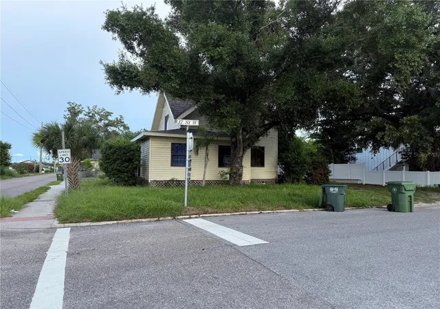 Photo 4 of House for sale at 1625 9th Avenue W, Bradenton, FL 34205 | MLS# A4709597 | Listing updated on 2026-10-18