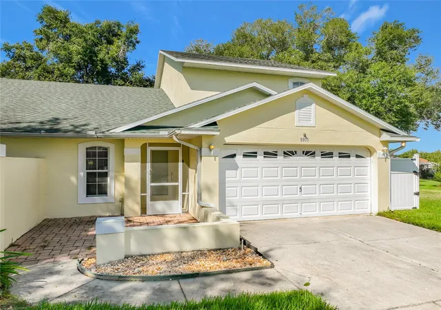 Photo 4 of Single family home for sale at 8805 Courtyard Ln, Groveland, FL 34736 | MLS# L4965786 | Listing updated on 2026-10-17