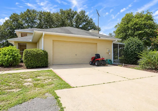 Photo 3 of Single family home for sale at 15121 SE 175th Street, Weirsdale, FL 32195 | MLS# O6449953 | Listing updated on 2026-10-21