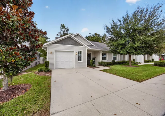 Listing Photo 2 - Condo for sale in building located at 417 SE 10th St, OCALA, FL 34471