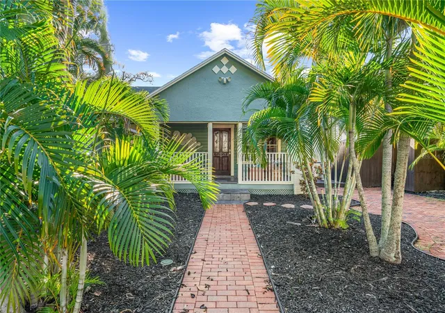 Photo 1 of Single family home for sale at 634 Ohio Pl, Sarasota, FL 34236 | MLS# A4709630 | Listing updated on 2026-10-29