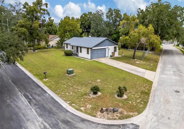 Photo 4 of Single family home for sale at 8605 Grandview Dr, Temple Terrace, FL 33617 | MLS# TB8558227 | Listing updated on 2026-10-27
