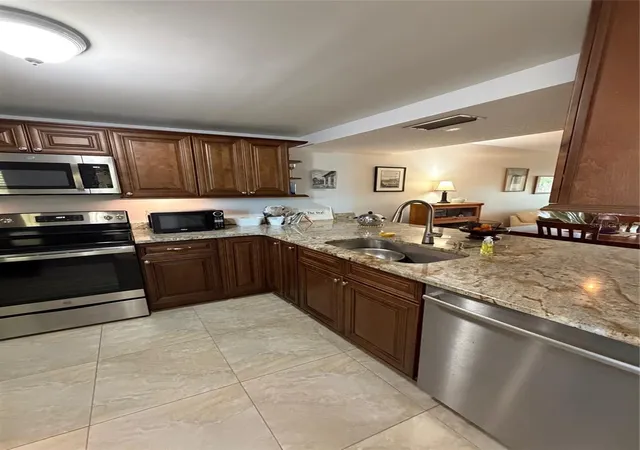 Listing Photo 5 - Condo for sale in building located at 11945 143Rd St, Largo, FL 33774 - Unit #7319