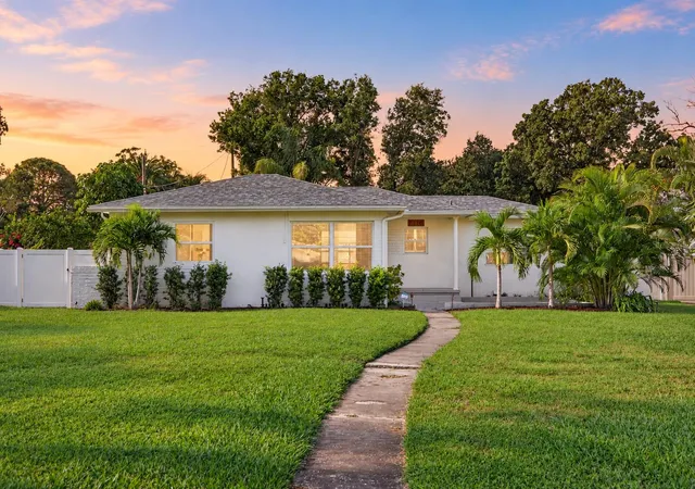 Photo 1 of Single family home for sale at 7116 Date Palm Ave S, Saint Petersburg, FL 33707 | MLS# TB8558251 | Listing updated on 2026-10-17