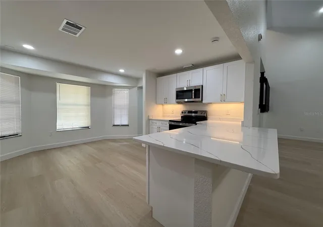 Photo 4 of Single family home for sale at 6926 Odoniel Loop W, Lakeland, FL 33809 | MLS# B4902396 | Listing updated on 2026-10-21