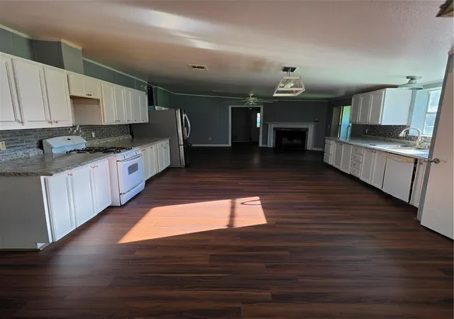 Photo 4 of Manufactured home for sale at 1504 Waldrup Rd, Lakeland, FL 33810 | MLS# S5159570 | Listing updated on 2026-10-20
