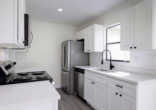 Photo 4 of Townhouse for sale at 6266 Yorktown Dr #179, Orlando, FL 32807 | MLS# O6450134 | Listing updated on 2026-10-23