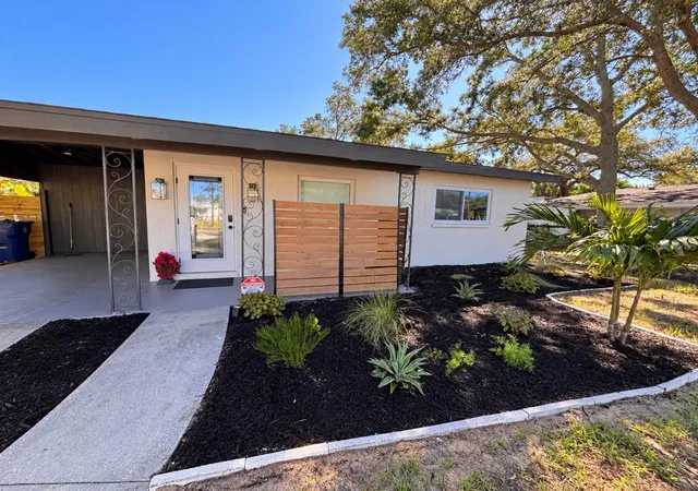 Photo 4 of Single family home for sale at 405 Manor Blvd, Palm Harbor, FL 34683 | MLS# TB8558391 | Listing updated on 2026-10-23